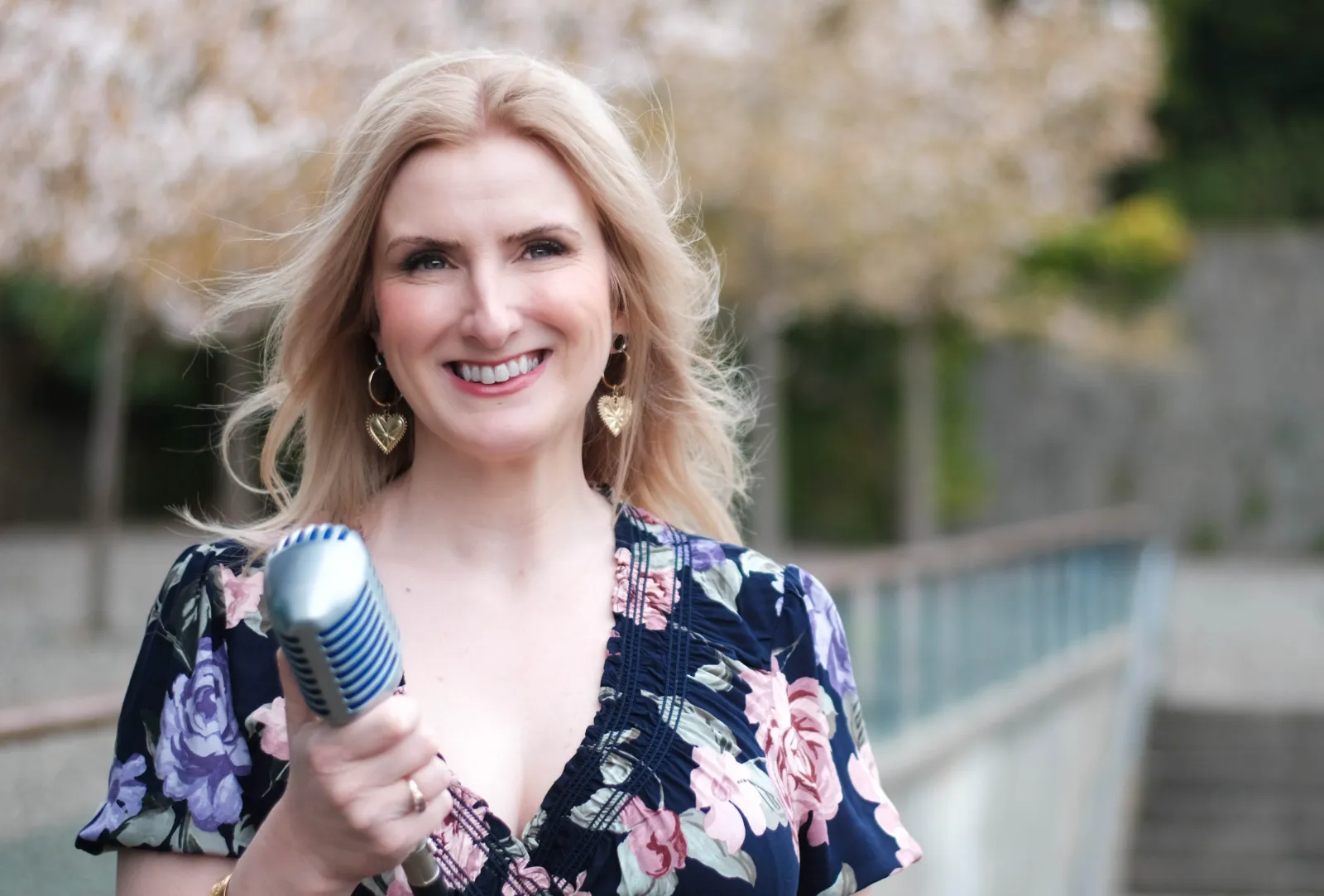 Award-winning female wedding singer Nicola Mason performing live music at Scottish wedding